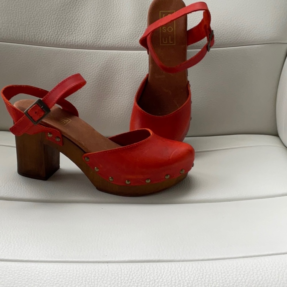EU size 38.  US 7.5. Platform 3.5” heel.